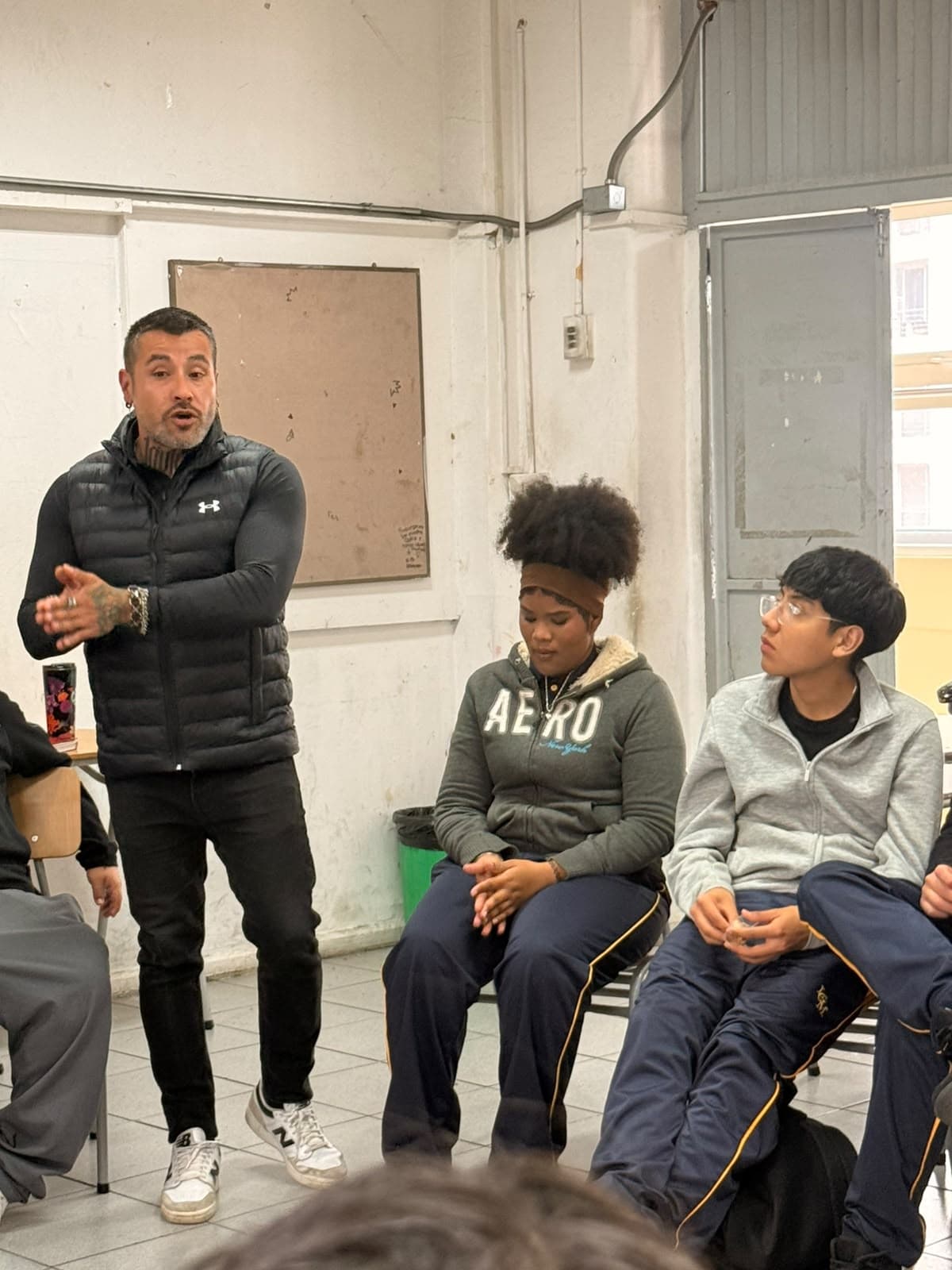 Estudiantes en la charla de prevención del Liceo Gabriela Mistral de Independencia